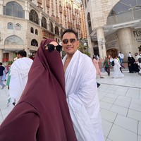 Zaskia Mecca terlihat memakai french khimar warna plum yang dilengkapi dengan cadar instan. Ibu dari lima orang anak ini terlihat nyaman ketika mengenakan hijab syari.  Foto: Dok. Instagram @zaskiadyamecca.