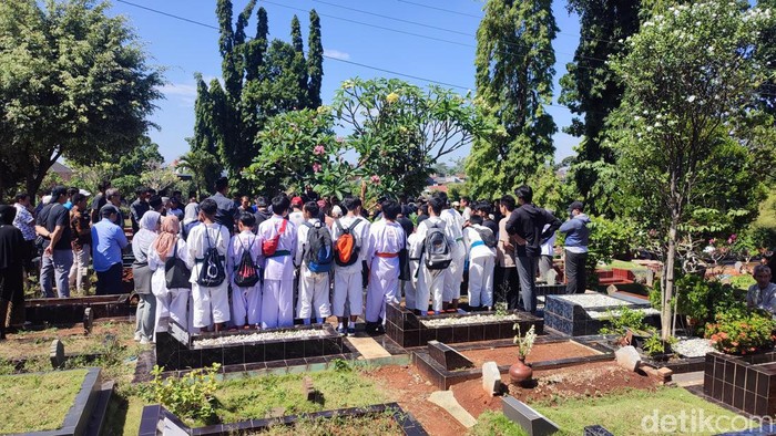Suasana pemakaman ABG yang tewas saat konser JKT48, Ahmad Arsyad Disky (17) di TPU Trunojoyo, Banyumanik, Semarang, Rabu (12/7/2023).