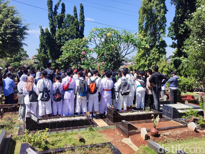 Suasana pemakaman ABG yang tewas saat konser JKT48, Ahmad Arsyad Disky (17) di TPU Trunojoyo, Banyumanik, Semarang, Rabu (12/7/2023).