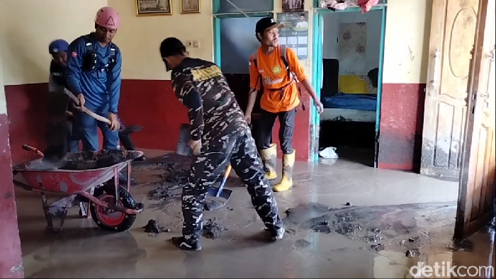 pembersihan material banjir lahar dingin semeru di Desa Nguter, Kecamatan Pasirian