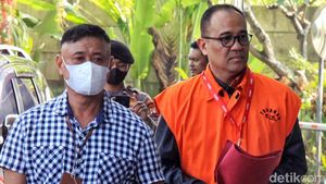 Diperiksa KPK, Rafael Alun Tenteng Map Merah