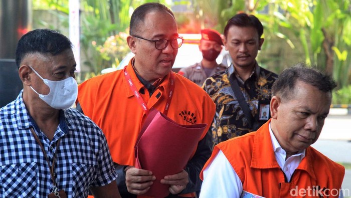 Tersangka kasus dugaan gratifikasi pemeriksaan perpajakan pada Ditjen Pajak Kementerian Keuangan Rafael Alun Trisambodo (berkacamata) berjalan saat tiba untuk menjalani pemeriksaan di Gedung Merah Putih KPK, Jakarta, Rabu (12/7/2023).