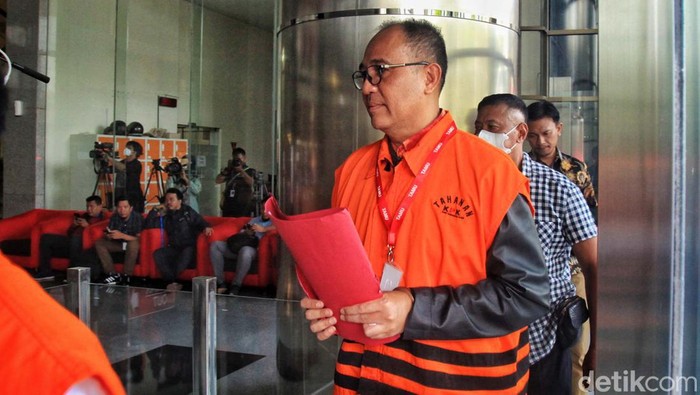 Tersangka kasus dugaan gratifikasi pemeriksaan perpajakan pada Ditjen Pajak Kementerian Keuangan Rafael Alun Trisambodo (berkacamata) berjalan saat tiba untuk menjalani pemeriksaan di Gedung Merah Putih KPK, Jakarta, Rabu (12/7/2023).
