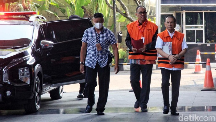 Pemeriksaan Rafael Alun Tersangka kasus dugaan gratifikasi pemeriksaan perpajakan pada Ditjen Pajak Kementerian Keuangan Rafael Alun Trisambodo (berkacamata) berjalan saat tiba untuk menjalani pemeriksaan di Gedung Merah Putih KPK, Jakarta, Rabu (12/7/2023).