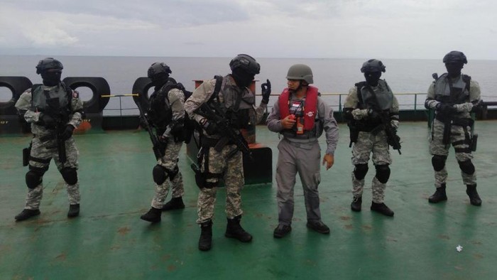 Penampakan Kapal Super Tanker Iran yang Ditangkap Bakamla di ZEE Indonesia Kapal patroli Bakamla RI, KN Pulau Marore 322, menangkap kapal supertanker MT Arman 114 berbendera Iran, yang bermuatan minyak mentah atau light crude oil (LCO) sebanyak 272.569 metrik ton atau senilai Rp 4,6 triliun. Kapal tersebut kedapatan melakukan aktivitas ilegal di Zona Ekonomi Eksklusif Indonesia (ZEEI) di Laut Natuna Utara, Selasa (11/7/2023).