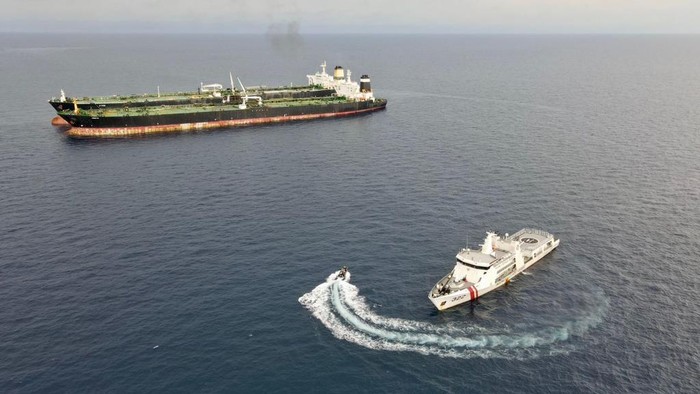 Kapal patroli Bakamla RI, KN Pulau Marore 322, menangkap kapal supertanker MT Arman 114 berbendera Iran, yang bermuatan minyak mentah atau light crude oil (LCO) sebanyak 272.569 metrik ton atau senilai Rp 4,6 triliun. Kapal tersebut kedapatan melakukan aktivitas ilegal di Zona Ekonomi Eksklusif Indonesia (ZEEI) di Laut Natuna Utara, Selasa (11/7/2023).