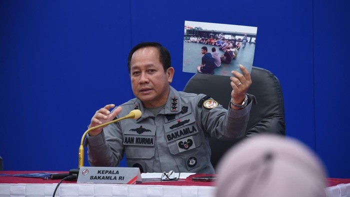 Kapal patroli Bakamla RI, KN Pulau Marore 322, menangkap kapal supertanker MT Arman 114 berbendera Iran, yang bermuatan minyak mentah atau light crude oil (LCO) sebanyak 272.569 metrik ton atau senilai Rp 4,6 triliun. Kapal tersebut kedapatan melakukan aktivitas ilegal di Zona Ekonomi Eksklusif Indonesia (ZEEI) di Laut Natuna Utara, Selasa (11/7/2023).