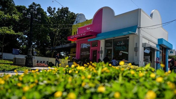 Penampakan Pasar Kreatif Jawa Barat yang Instagramable Pengunjung berjalan di Pasar Kreatif Jawa Barat di Bandung, Jawa Barat, Rabu (12/7/2023). Gubernur Jawa Barat Ridwan Kamil menyatakan, Pasar Kreatif Jawa Barat yang baru diresmikan beberapa waktu lalu tersebut merupakan fasilitas untuk mendukung usaha UMKM serta pelaku kreatif di Jawa Barat serta menjadi visi dan misi Jawa Barat yang ingin menjadi tuan rumah di negeri sendiri terkait produk-produk kreatif. ANTARA FOTO/Raisan Al Farisi/aww.
