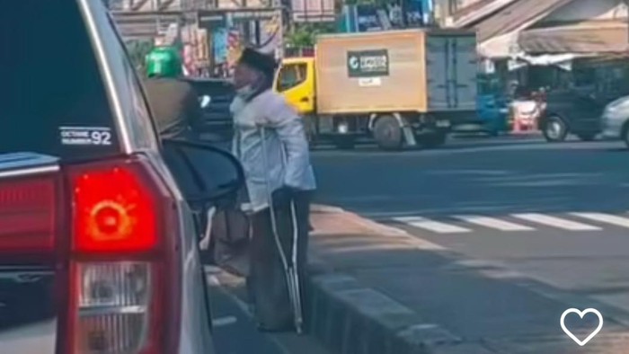 Pengemis pura-pura pincang dan bertongkat di Bogor