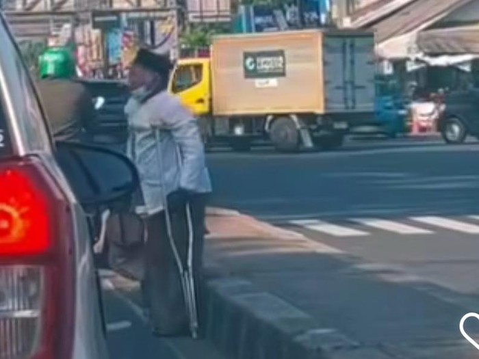 Pengemis pura-pura pincang dan bertongkat di Bogor