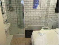 Kocak Abis! Pesan Kamar Hotel, eh Kasurnya di Dalam Kamar Mandi