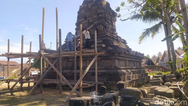 Perancah mulai dipasang untuk proses pemindahan Candi Lumbung, Kabupaten Magelang, Rabu (12/7/2023).