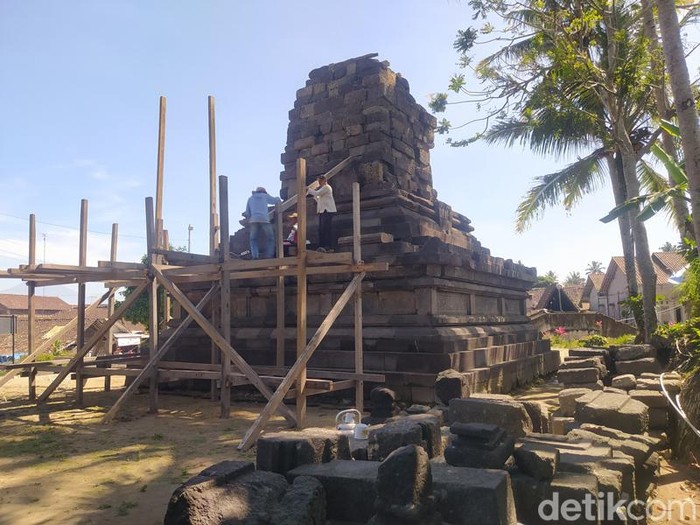 Perancah mulai dipasang untuk proses pemindahan Candi Lumbung, Kabupaten Magelang, Rabu (12/7/2023).
