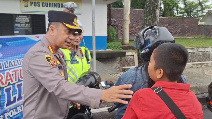 Polisi memberikan teguran kepada pelanggar (Foto: Istimewa)