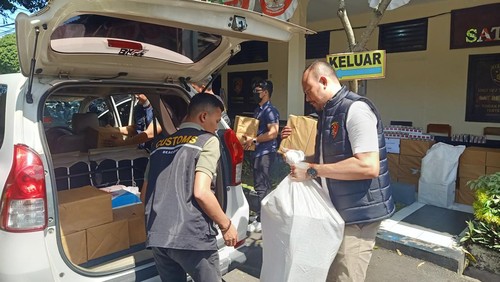 Polres Jembrana mengamankan 10 ribu pak rokok tanpa pita cukai (ilegal). Temuan itu diserahkan ke Bea Cukai Denpasar.