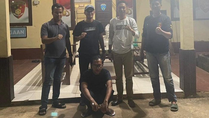 Polres Muara Enim menangkap kepala sekolah dasar negeri (SDN) di Banyuasin yang memaksa 13 pelajar-alumni SMK di Muara Enim untuk menyodomi dirinya.