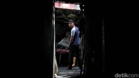 Salah satu permasalahan yang belum tuntas di Jakarta adalah pembenahan permukiman padat. Di kawasan ini kerap terjadi kebakaran.  