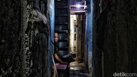 Kondisi bangunan yang padat membuat api cepat menjalar saat kebakaran terjadi.