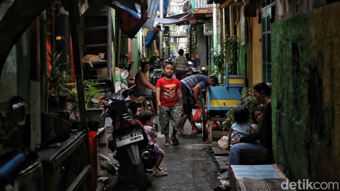 Peristiwa kebakaran yang meludeskan puluhan rumah kerap terjadi di pemukiman padat penduduk di Jakarta. Warga pun dihimbau berhati-hati.