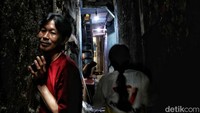 Sejumlah warga berkativitas di pemukiman padat di kawasan Duri Utara, Tambora, Jakarta Barat, Rabu (12/7/2023).  