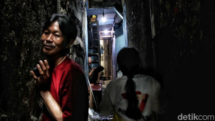 Peristiwa kebakaran yang meludeskan puluhan rumah kerap terjadi di pemukiman padat penduduk di Jakarta. Warga pun dihimbau berhati-hati.