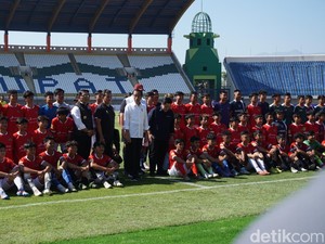 Jokowi Beri Semangat Pemain Seleksi Timnas U-17 di Si Jalak Harupat