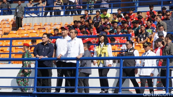 Presiden Joko Widodo saat meninjau fasilitas Stadion Si Jalak Harupat, Kabupaten Bandung, Rabu (12/7/2023).