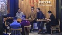 Jokowi juga sempat mampir ke salah satu toko kopi di Pasar Kreatif Jawa Barat. 