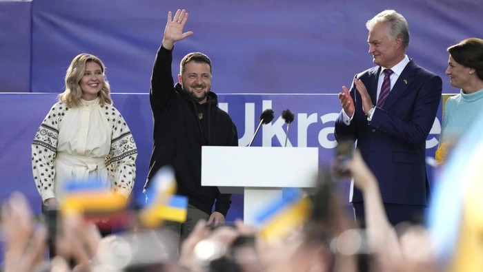 Presiden Ukraina Volodymyr Zelensky bersama Presiden Lithuania Gitanas Nauseda, didampingi istri masing-masing, saat menghadiri acara di sela-sela KTT NATO di Lithuania (AP Photo/Pavel Golovkin)