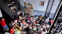 Setiap hari puluhan anak akan datang ke rumahnya untuk membaca buku dan belajar bersama.  