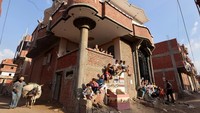 Pemandangan rumah Mohamed Abdel Aziz yang telah diubah menjadi perpustakaan terbuka di desa Bishet Amer di Kegubernuran Sharqia, utara Kairo, Mesir, Minggu (10/7/2023).  