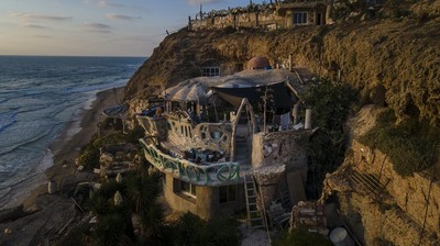 Pria Ini Bangun Rumah Gua di Tebing Batu Israel, Begini Bagian Dalamnya