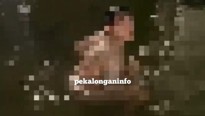 Pria telanjang renang di kolam air mancur Alun-alun Kabupaten Pekalongan.