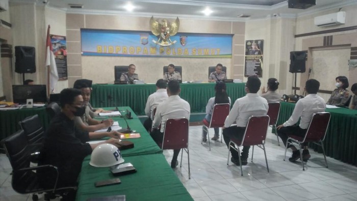 Proses sidang etik empat polisi pemeras 2 waria. (Foto: Istimewa)