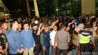 Para pendukung Anies sudah menunggu sejak hari Selasa (11/7) malam.