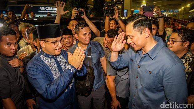 Bakal capres Anies Baswedan tiba di Bandara Soekarno-Hatta sepulang naik haji. Ia disambut Ketum PD Agus Harimurti Yudhoyono (AHY), relawan, dan pendukung Anies.