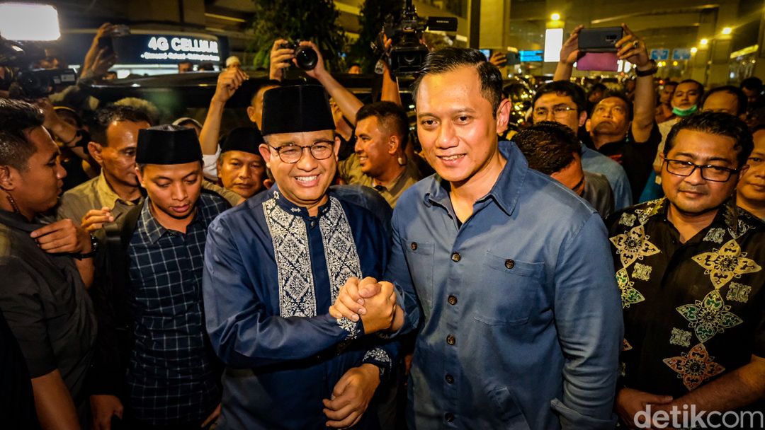 Bakal capres Anies Baswedan tiba di Bandara Soekarno-Hatta sepulang naik haji. Ia disambut Ketum PD Agus Harimurti Yudhoyono (AHY), relawan, dan pendukung Anies.