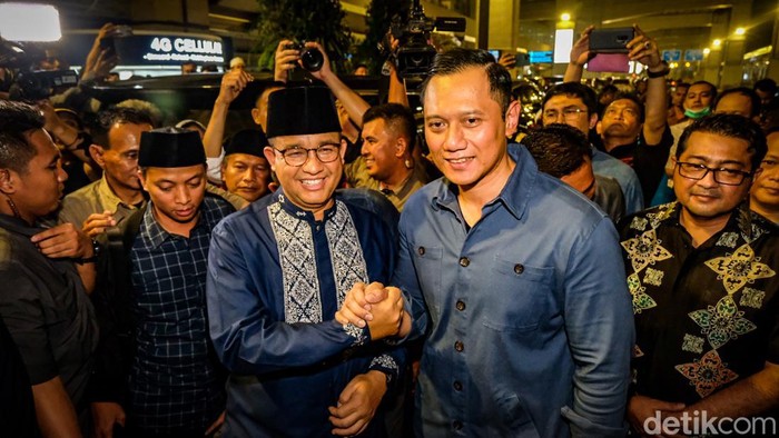 Bakal capres Anies Baswedan tiba di Bandara Soekarno-Hatta sepulang naik haji. Ia disambut Ketum PD Agus Harimurti Yudhoyono (AHY), relawan, dan pendukung Anies.
