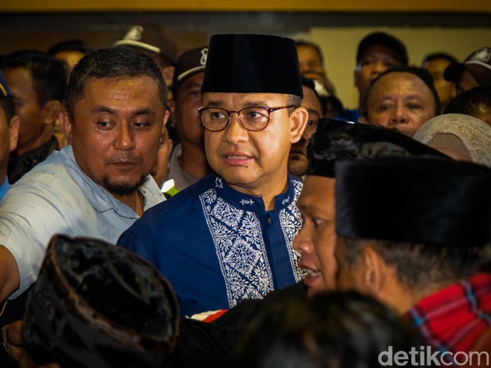 Bakal capres Anies Baswedan tiba di Bandara Soekarno-Hatta sepulang naik haji. Ia disambut Ketum PD Agus Harimurti Yudhoyono (AHY), relawan, dan pendukung Anies.