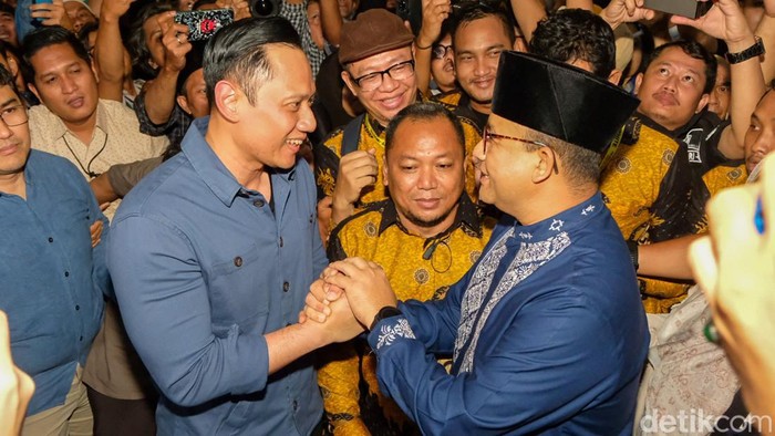 Bakal capres Anies Baswedan tiba di Bandara Soekarno-Hatta sepulang naik haji. Ia disambut Ketum PD Agus Harimurti Yudhoyono (AHY), relawan, dan pendukung Anies.