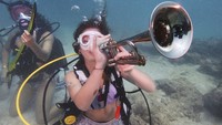 Ada pula yang meniupkan terompet dan gitar di dalam air. Orang lain bisa mendengarkan musik selayaknya festival musik riil. Hal itu disebabkan musik yang sesungguhnya diputar melalui stasiun radio lokal dan berdurasi empat jam.