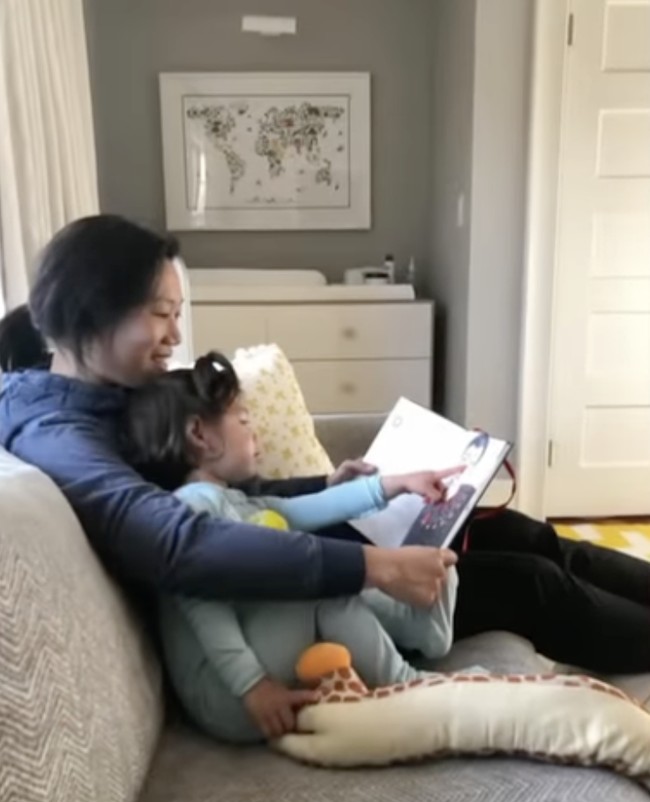 Warna putih mendominasi interior rumah Mark yang berlokasi di Palo Alto, dekat San Fransisco. Namun, warna abu-abu sesekali hadir sehingga tak terasa monoton. (Foto: YouTube/CBS)