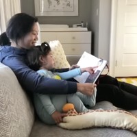 Warna putih mendominasi interior rumah Mark yang berlokasi di Palo Alto, dekat San Fransisco. Namun, warna abu-abu sesekali hadir sehingga tak terasa monoton. (Foto: YouTube/CBS)