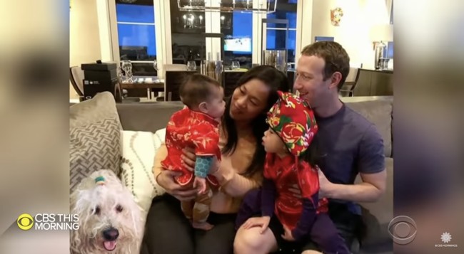 Ruang keluarga dibuat senyaman mungkin bagi Mark dan istrinya, Priscilla Chan, beserta dua buah hati mereka berkumpul. (Foto: YouTube/CBS)