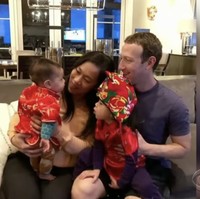 Ruang keluarga dibuat senyaman mungkin bagi Mark dan istrinya, Priscilla Chan, beserta dua buah hati mereka berkumpul. (Foto: YouTube/CBS)