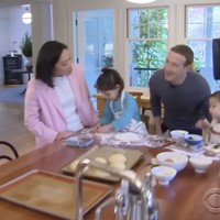 Di dapur terdapat island atau meja tengah yang multifungsi. (Foto: YouTube/CBS)