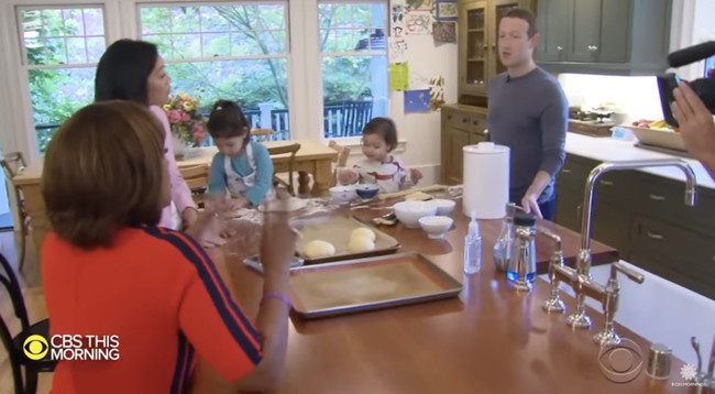 Dapur juga menjadi tempat favorit mereka. Jendela-jendela besar mengelilinginya sehingga menciptakan kesan yang lapang. Sembari memasak, bisa menikmati pemandangan pohon-pohon rindang di luar. (Foto: YouTube/CBS)