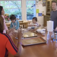 Dapur juga menjadi tempat favorit mereka. Jendela-jendela besar mengelilinginya sehingga menciptakan kesan yang lapang. Sembari memasak, bisa menikmati pemandangan pohon-pohon rindang di luar. (Foto: YouTube/CBS)