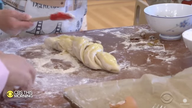 Di sini, anak-anak bebas berkreasi membuat makanan kesukaan. (Foto: YouTube/CBS)