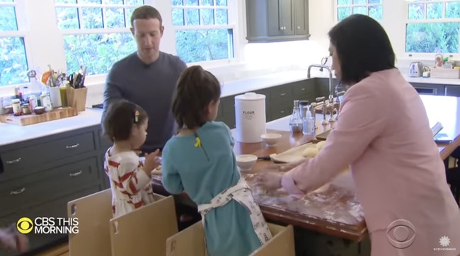 Kabinet berwarna hijau hadir sebagai aksen sehingga tampak menyatu dengan alam di luar. (Foto: YouTube/CBS)